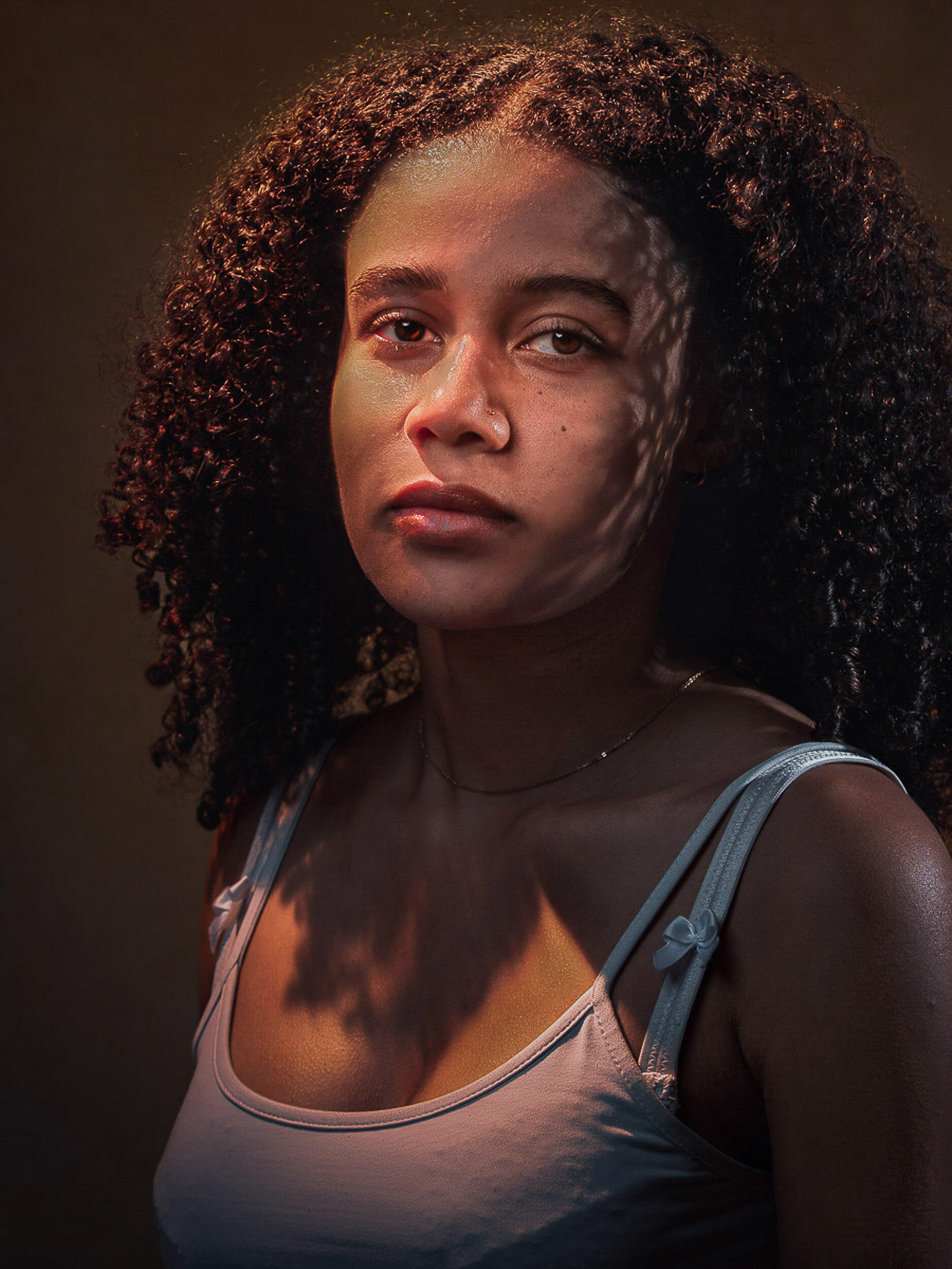 Künstlerisches Frauenportrait mit natürlichem Licht – Sinnlicht.Photo